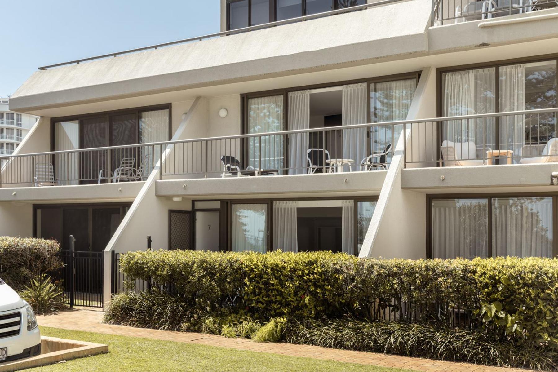 גולד קוסט Columbia Beachfront Apartments On Rainbow Bay מראה חיצוני תמונה